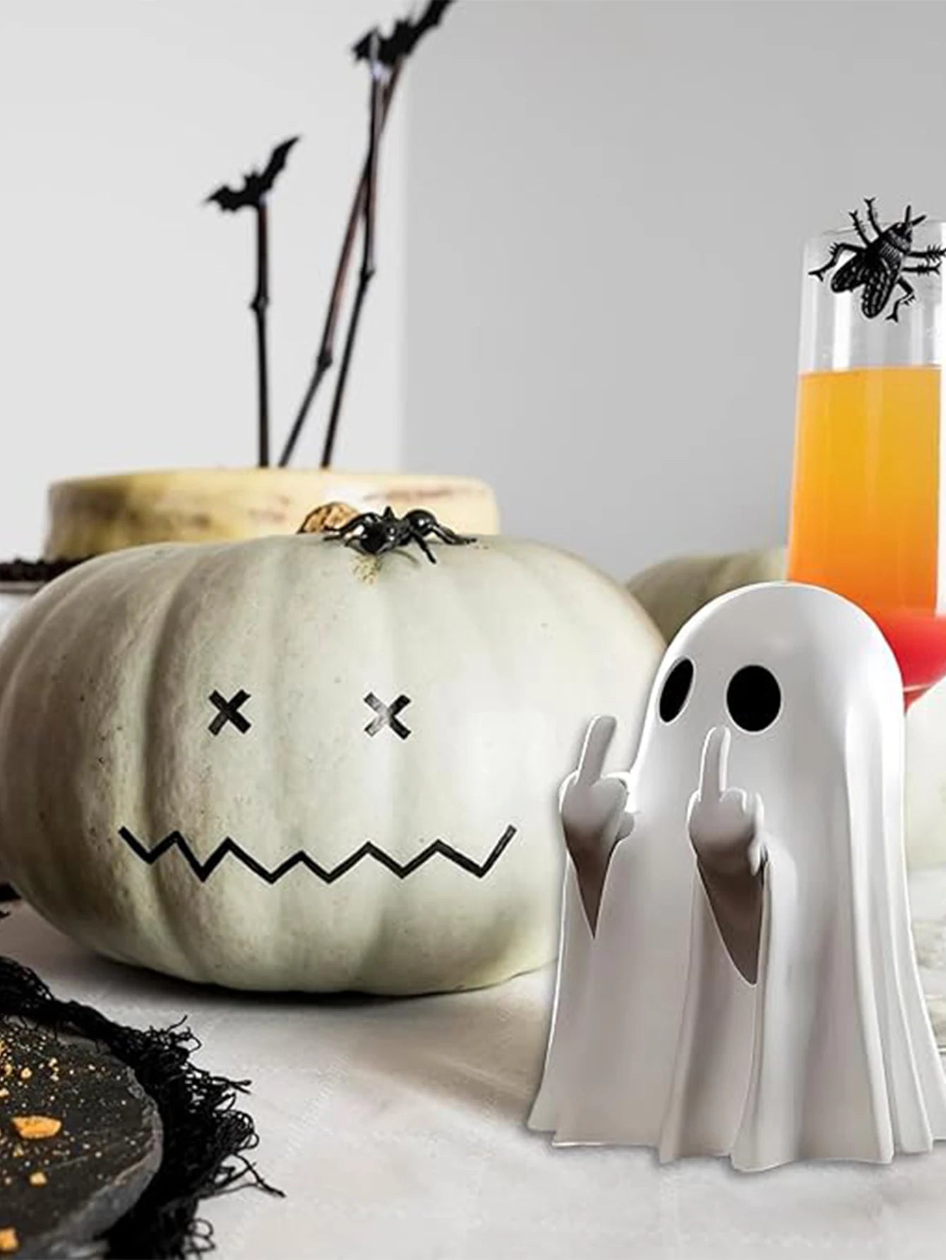 👻 Estátua Fantasma Divertida com Gesto Irreverente – Decoração Criativa para Halloween e Ambientes Temáticos