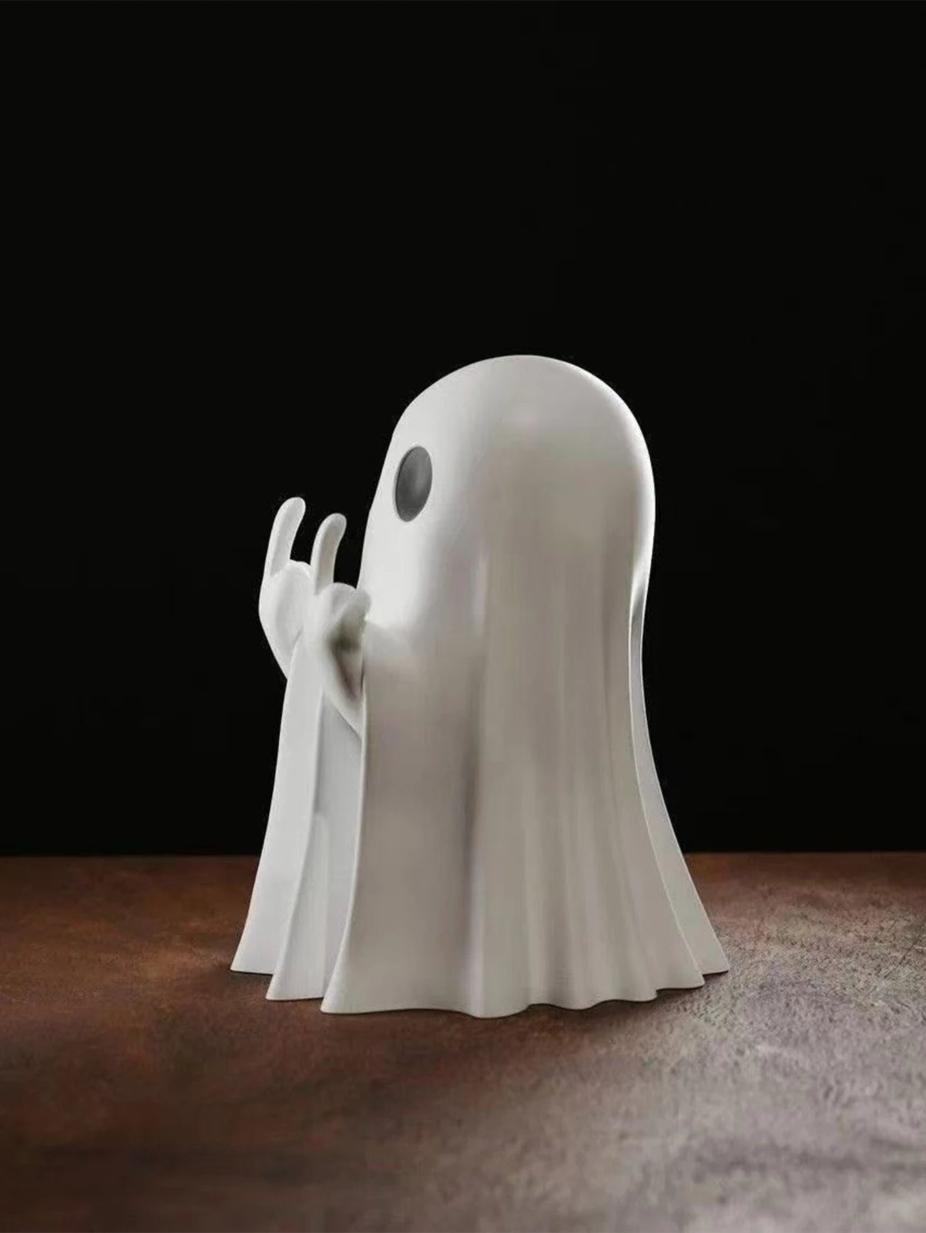 👻 Estátua Fantasma Divertida com Gesto Irreverente – Decoração Criativa para Halloween e Ambientes Temáticos