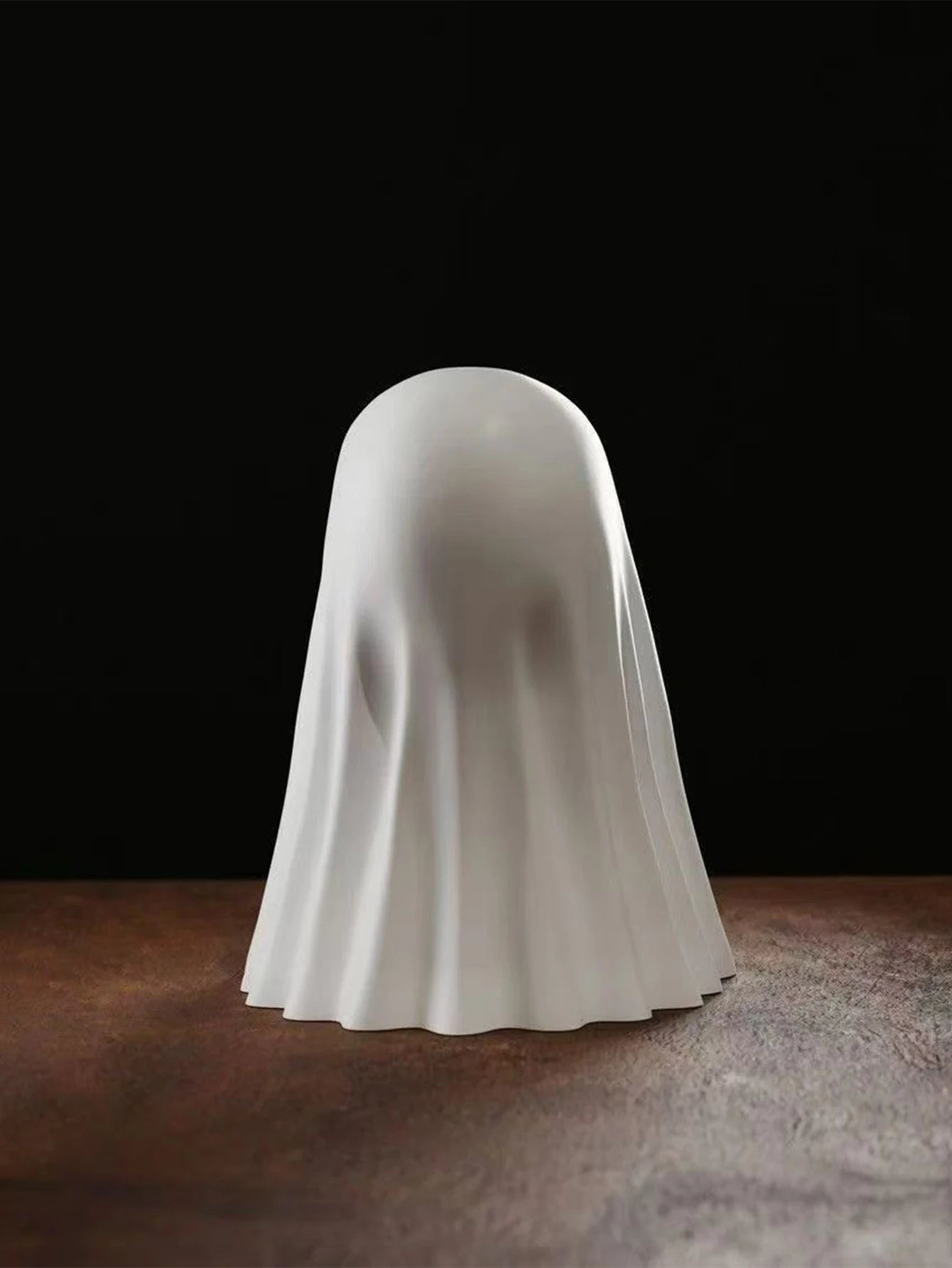 👻 Estátua Fantasma Divertida com Gesto Irreverente – Decoração Criativa para Halloween e Ambientes Temáticos