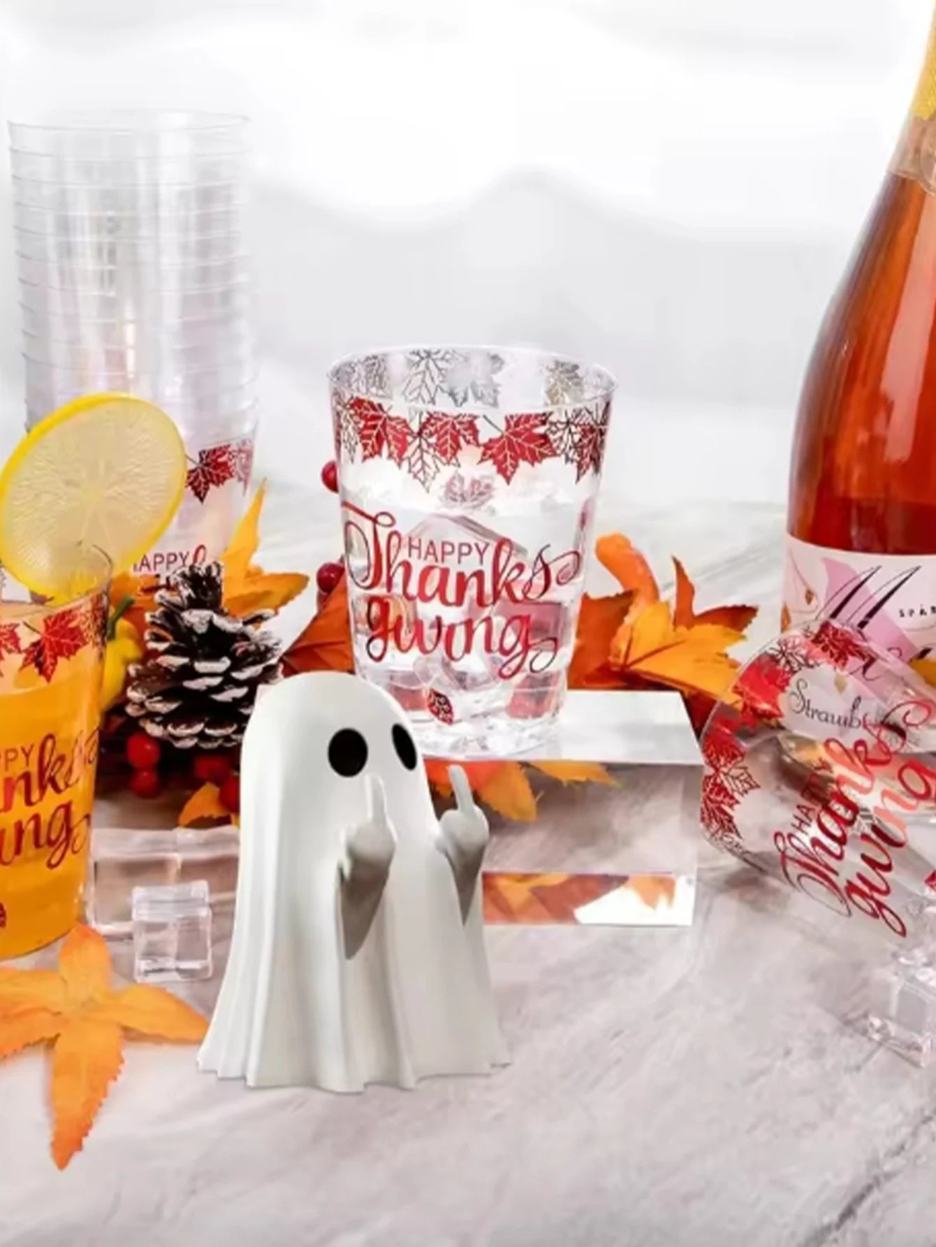 👻 Estátua Fantasma Divertida com Gesto Irreverente – Decoração Criativa para Halloween e Ambientes Temáticos