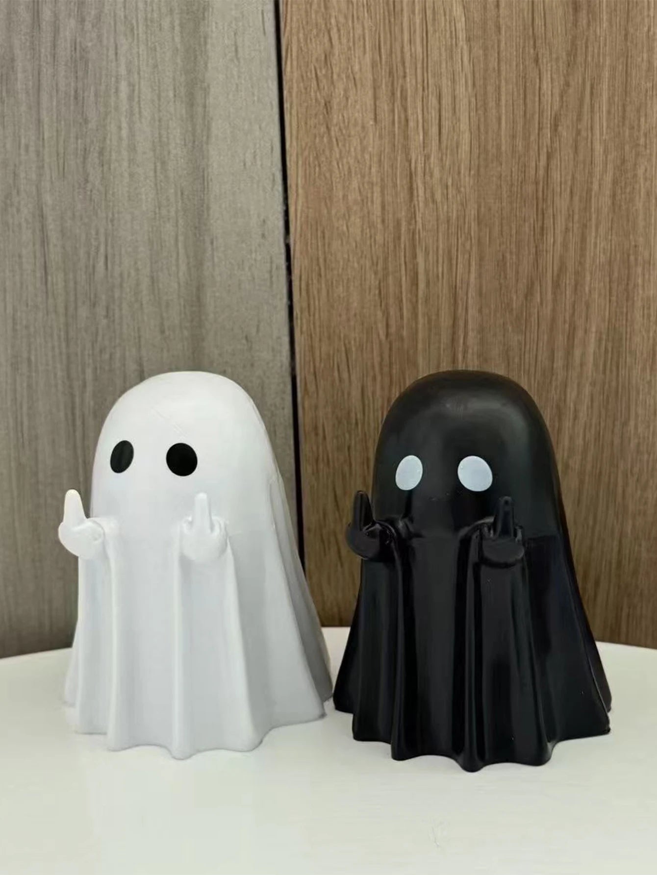 👻 Estátua Fantasma Divertida com Gesto Irreverente – Decoração Criativa para Halloween e Ambientes Temáticos