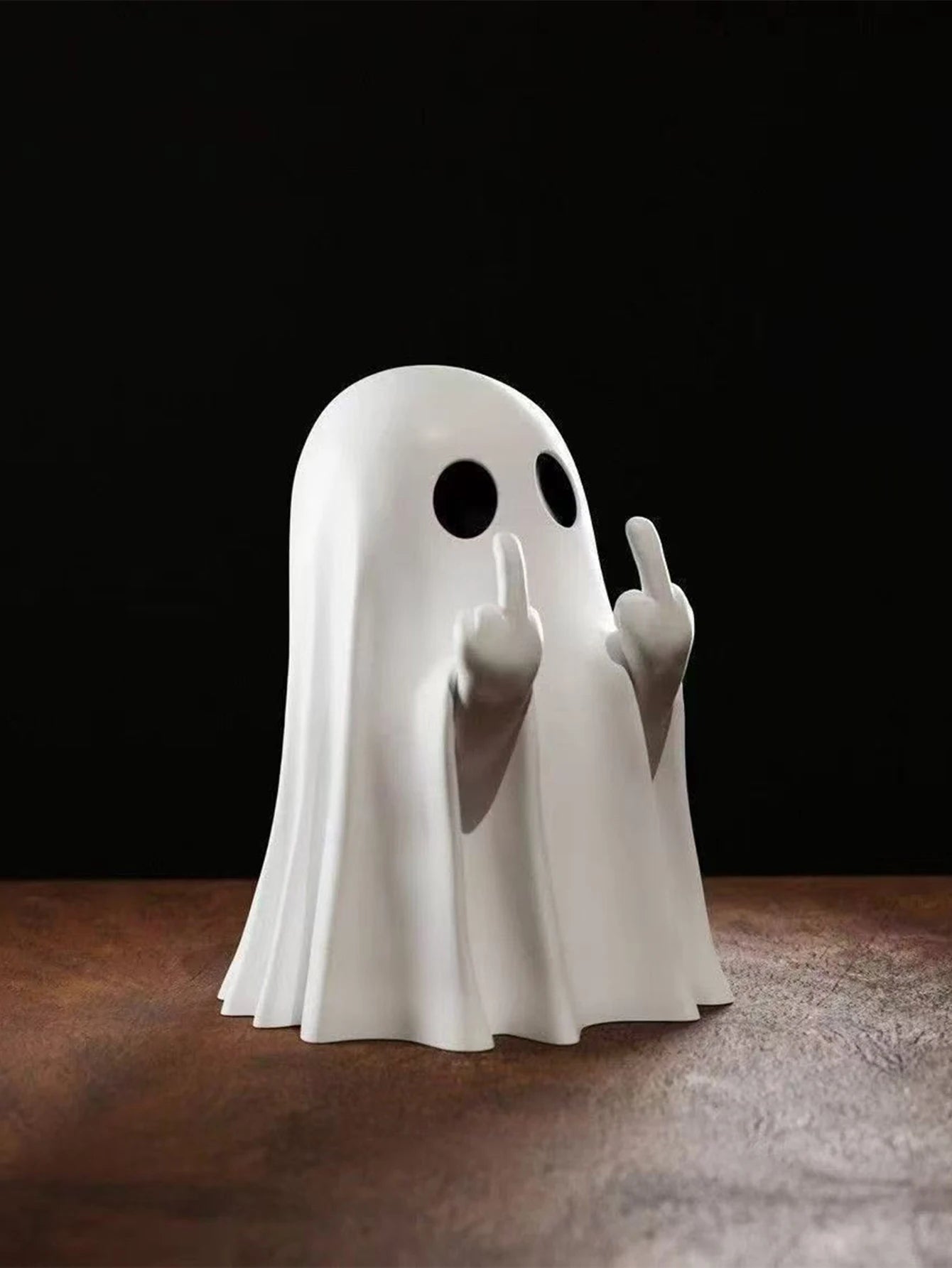 👻 Estátua Fantasma Divertida com Gesto Irreverente – Decoração Criativa para Halloween e Ambientes Temáticos